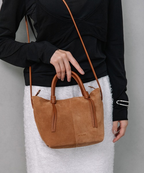 Beau're(ヴュレ)の「BEAURE Suede boat shape ショルダー Bag(ショルダーバッグ・レディース・パープル系その他/キャメル/グリーン系その他・FREE)」の3枚目の写真