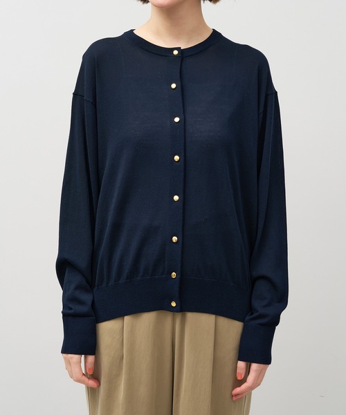 MICA&DEAL（マイカ＆ディール）の「ゴールドボタンクルーネックカーディガン〈アンサンブル対応〉（カーディガン/ボレロ・レディース・オフホワイト/ネイビー・FREE）」の19枚目の写真