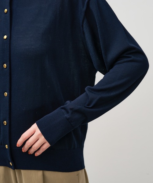 MICA&DEAL（マイカ＆ディール）の「ゴールドボタンクルーネックカーディガン〈アンサンブル対応〉（カーディガン/ボレロ・レディース・オフホワイト/ネイビー・FREE）」の22枚目の写真