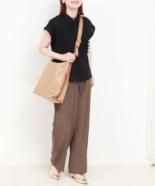 MICO COULIER（ミコクリエ）の「ナイロンワンショルダーバッグ（ショルダーバッグ・レディース・ブラック/グレイッシュベージュ・FREE）」の6枚目の写真