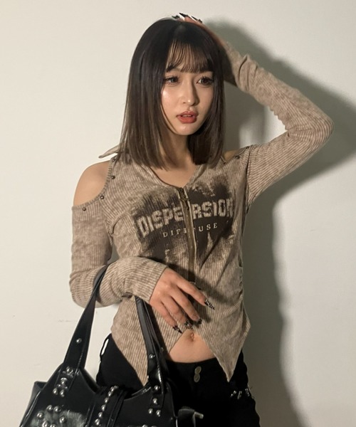 .KOM(ドットコム)の「A'GEM/9 × .kom 『.KOM/ドットケーオーエム』 Cut-Out Shoulder Rib Knit Top/カットアウトショルダー リブニットトップス(その他トップス・レディース・ベージュ/グレー・S)」の4枚目の写真