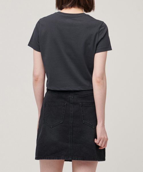MUSINSA STANDARD WOMAN（ムシンサスタンダードウーマン）の「[クールタンダード] ウィメンズ クルーネック クロップTシャツ [ダークグレー]（Tシャツ/カットソー・レディース・その他・SMALL/MEDIUM/X-SMALL/LARGE/X-LARGE）」の3枚目の写真