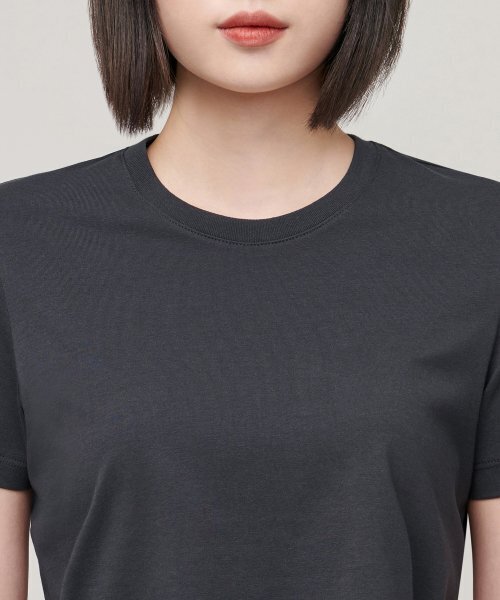 MUSINSA STANDARD WOMAN（ムシンサスタンダードウーマン）の「[クールタンダード] ウィメンズ クルーネック クロップTシャツ [ダークグレー]（Tシャツ/カットソー・レディース・その他・SMALL/MEDIUM/X-SMALL/LARGE/X-LARGE）」の4枚目の写真