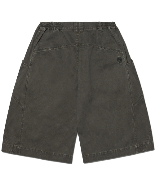 NOMANUAL（NOMANUAL）の「DIAGONAL POCKET BERMUDA PANTS - WASHED CHARCOAL（その他パンツ・レディース・その他・LARGE/SMALL/MEDIUM）」の2枚目の写真