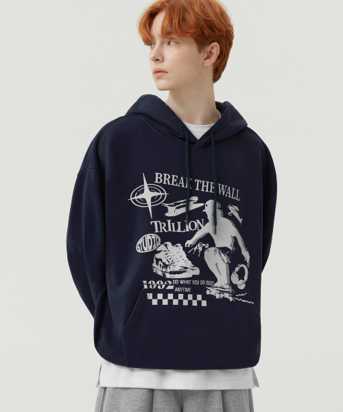 TRILLION(トリリオン)の「スケートボードグラフィックオーバーフィットフード(NAVY)(パーカー・レディース・その他・MEDIUM/LARGE/X-LARGE/SMALL)」の2枚目の写真