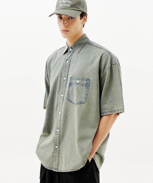 TRILLION(トリリオン)の「ストーンウォッシングオーバーフィットデニム半袖シャツ(BEIGE BLUE)(シャツ/ブラウス・レディース・その他・MEDIUM/LARGE/X-LARGE)」の2枚目の写真