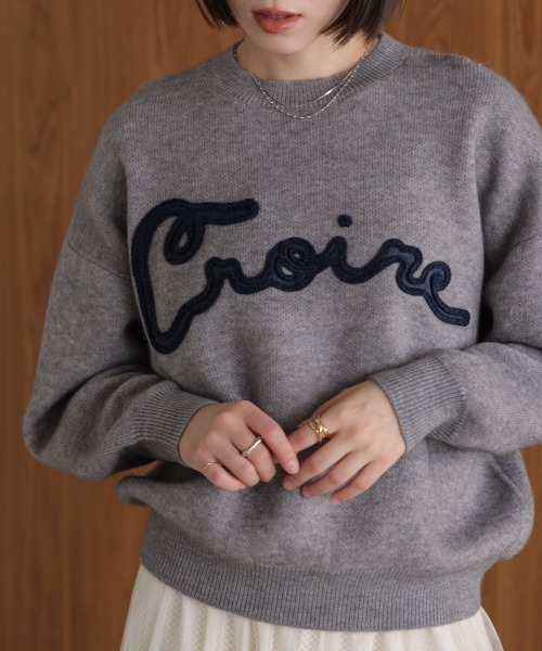 Bou Jeloud（ブージュルード）の「チュール刺繍ロゴニット（ニット/セーター・レディース・ベージュ/イエロー/グレー・FREE）」の2枚目の写真