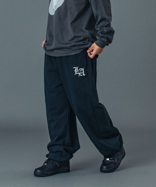 XLARGE(エクストララージ)の「OLD ENGLISH SWEAT PANTS(スウェットパンツ・メンズ・ブラック/オリーブ/アッシュ/ネイビー・S/M/L/XL)」の2枚目の写真