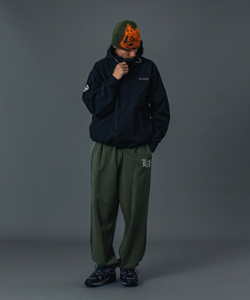 XLARGE(エクストララージ)の「OLD ENGLISH SWEAT PANTS(スウェットパンツ・メンズ・ブラック/オリーブ/アッシュ/ネイビー・S/M/L/XL)」の17枚目の写真