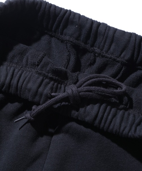 XLARGE(エクストララージ)の「OLD ENGLISH SWEAT PANTS(スウェットパンツ・メンズ・ブラック/オリーブ/アッシュ/ネイビー・S/M/L/XL)」の5枚目の写真