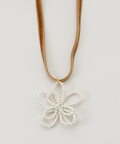 La TOTALITE（ラトータリテ）の「POP ADER.bijoux/ポップ アデルビジュー Noemie velour necklace（ネックレス・レディース・ベージュ/ブラック・FREE）」の2枚目の写真