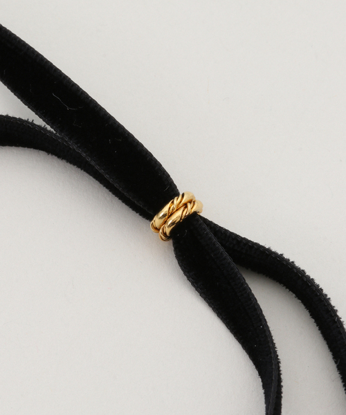 La TOTALITE（ラトータリテ）の「POP ADER.bijoux/ポップ アデルビジュー Noemie velour necklace（ネックレス・レディース・ベージュ/ブラック・FREE）」の4枚目の写真