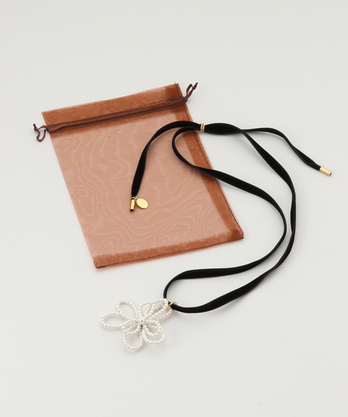 La TOTALITE（ラトータリテ）の「POP ADER.bijoux/ポップ アデルビジュー Noemie velour necklace（ネックレス・レディース・ベージュ/ブラック・FREE）」の8枚目の写真