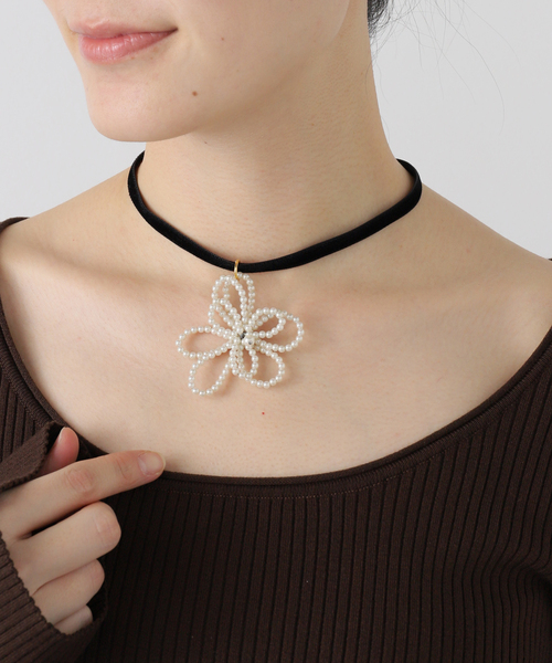 La TOTALITE（ラトータリテ）の「POP ADER.bijoux/ポップ アデルビジュー Noemie velour necklace（ネックレス・レディース・ベージュ/ブラック・FREE）」の10枚目の写真