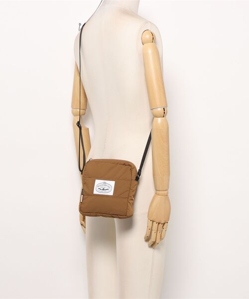 POLeR（ポーラー）の「【POLER / ポーラー】PUFFER SHOULDER POUCH / パッファーショルダーポーチ（ショルダーバッグ・メンズ・カーキ/ベージュ・フリー）」の3枚目の写真