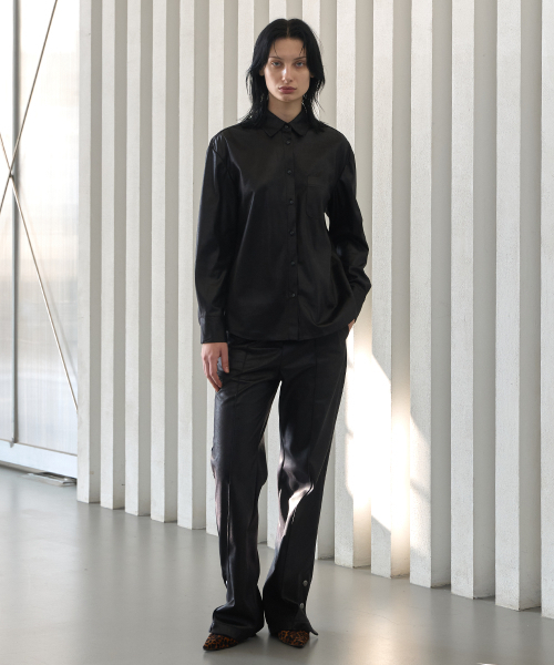 320SHOWROOM（320ショールーム）の「Faux Leather Side Slit Button Elastic Fleece-Lined Bootcut Pants Black（その他パンツ・レディース・ブラック・SMALL/MEDIUM）」の2枚目の写真