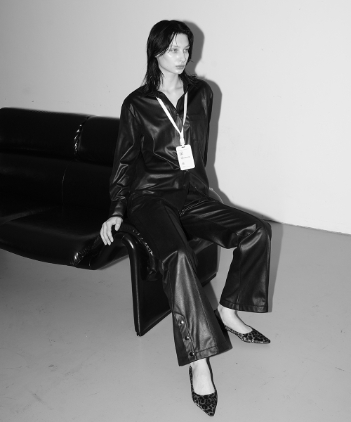 320SHOWROOM（320ショールーム）の「Faux Leather Side Slit Button Elastic Fleece-Lined Bootcut Pants Black（その他パンツ・レディース・ブラック・SMALL/MEDIUM）」の3枚目の写真