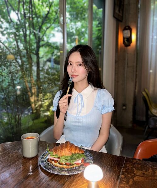 LULUCHOU(ルルシュ)の「Lovely puff sleeve shirt - SKY BLUE(Tシャツ/カットソー・レディース・スカイブルー・FREE)」の3枚目の写真