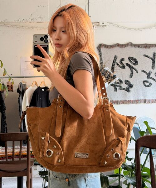 SEQUENZ(シークエンズ)の「※WEB限定 / フェイクレザー&フェイクスウェード / スタースタッズ&ハトメハンドバッグ / sqnz star eyelet bag(トートバッグ・レディース・ピンク/ベージュ系その他3/ブラック・FREE)」の3枚目の写真