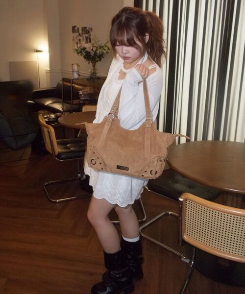SEQUENZ(シークエンズ)の「※WEB限定 / フェイクレザー&フェイクスウェード / スタースタッズ&ハトメハンドバッグ / sqnz star eyelet bag(トートバッグ・レディース・ピンク/ベージュ系その他3/ブラック・FREE)」の8枚目の写真