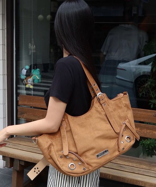 SEQUENZ(シークエンズ)の「※WEB限定 / フェイクレザー&フェイクスウェード / スタースタッズ&ハトメハンドバッグ / sqnz star eyelet bag(トートバッグ・レディース・ピンク/ベージュ系その他3/ブラック・FREE)」の9枚目の写真