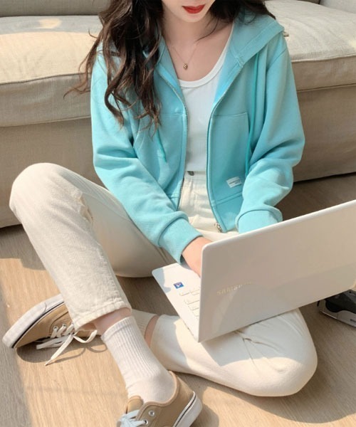 VIBGYOR Women（ヴィブジョー　ウィメン）の「【Mayree】クロップドジップパーカー　ショート丈　長袖（パーカー・レディース・グリーン・FREE）」の2枚目の写真