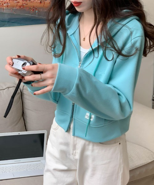 VIBGYOR Women（ヴィブジョー　ウィメン）の「【Mayree】クロップドジップパーカー　ショート丈　長袖（パーカー・レディース・グリーン・FREE）」の3枚目の写真