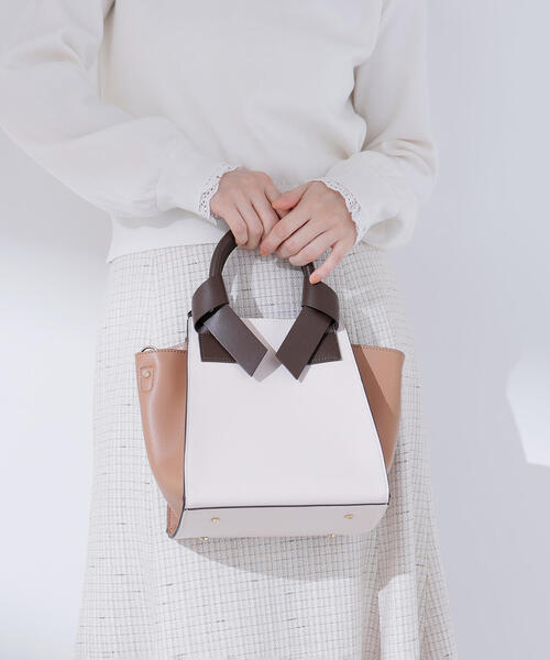 NATURAL BEAUTY BASIC（ナチュラルビューティーベーシック）の「◇リボンハンドルトートバッグ（トートバッグ・レディース・ブラック/ホワイト系その他/ベージュ系その他・ﾌﾘ-）」の2枚目の写真