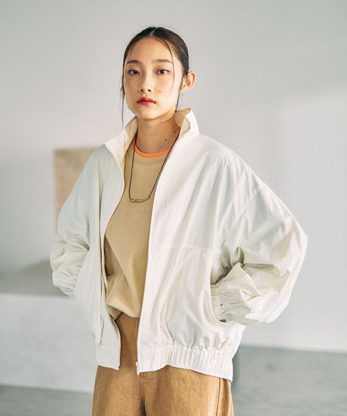 LEPSIM(レプシィム)の「WZIPギャザーブルゾン 634190(ブルゾン・レディース・ブラック/グリーン系その他/アイボリー・FREE)」の2枚目の写真