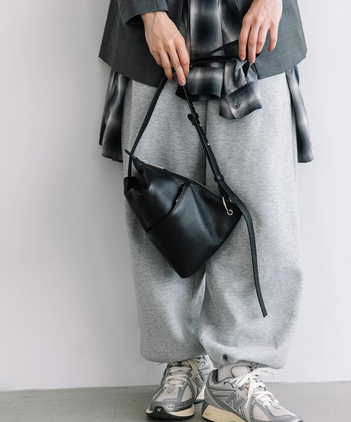 Beau're(ヴュレ)の「【BEAURE】カウレザー 3WAY ショルダー B-25325(ショルダーバッグ・レディース・ブラック/シルバー・FREE)」の8枚目の写真