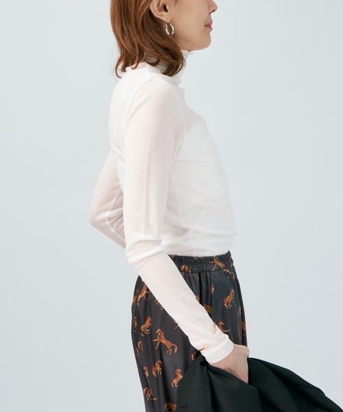 VERMEIL par iena(ヴェルメイユパーイエナ)の「シアーフライス タートルネックプルオーバー(Tシャツ/カットソー・レディース・ブラック/ピンク系その他/ホワイト・FREE)」の17枚目の写真