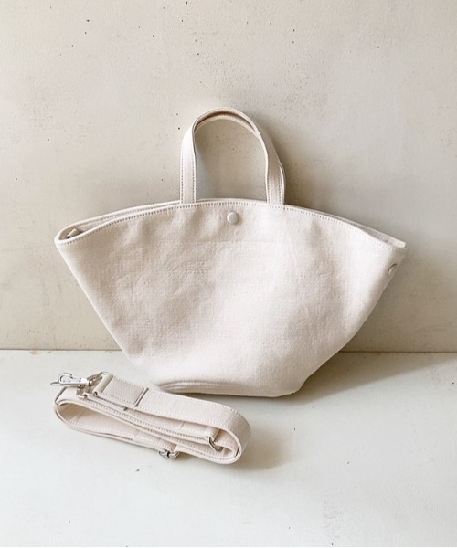 EARTH MADE（アースメイド）の「KURUMI BUTTON TOTE（ショルダーバッグ・レディース・アイボリー/ブラック・FREE）」の4枚目の写真