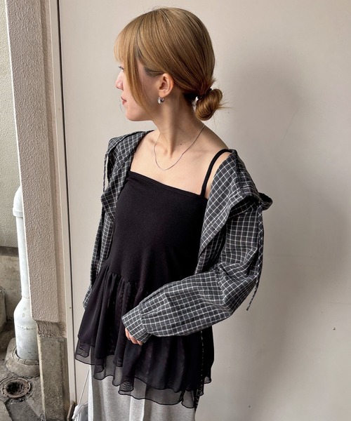 ISOOK（アイスー）の「【ISOOK / アイスー】フリルペプラムキャミソール / レイヤード 重ね着 インナー シアー タンクトップ ホワイト ブラック ZOZOTOWN限定（キャミソール・レディース・ブラック/ホワイト・FREE）」の4枚目の写真