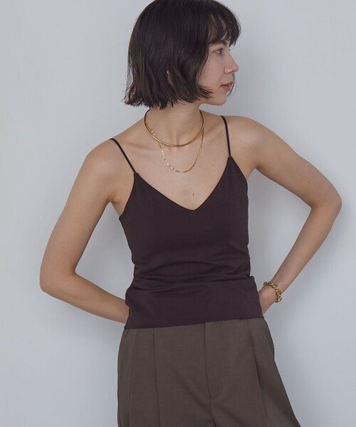 green label relaxing(グリーンレーベルリラクシング)の「Vネックキャミソール / カップインナー(キャミソール・レディース・ダークブラウン/オフホワイト/ブラック・S/M)」の1枚目の写真