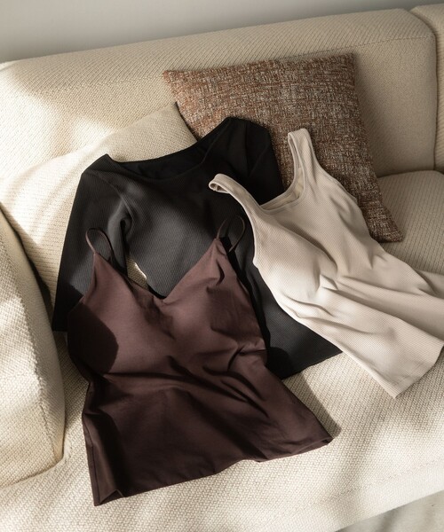 green label relaxing(グリーンレーベルリラクシング)の「Vネックキャミソール / カップインナー(キャミソール・レディース・ダークブラウン/オフホワイト/ブラック・S/M)」の17枚目の写真