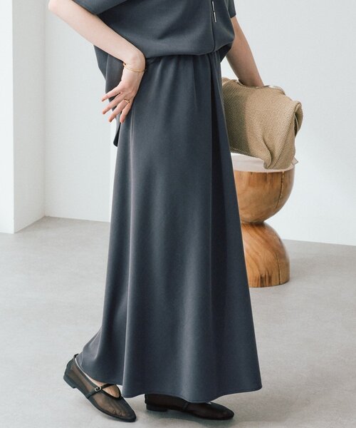 RIVE DROITE(リヴドロワ)の「【セットアップ着用可能/接触冷感】ドレーピーカットバイヤススカート(スカート・レディース・チャコールグレー/オフホワイト/ブラウン・38/36)」の3枚目の写真