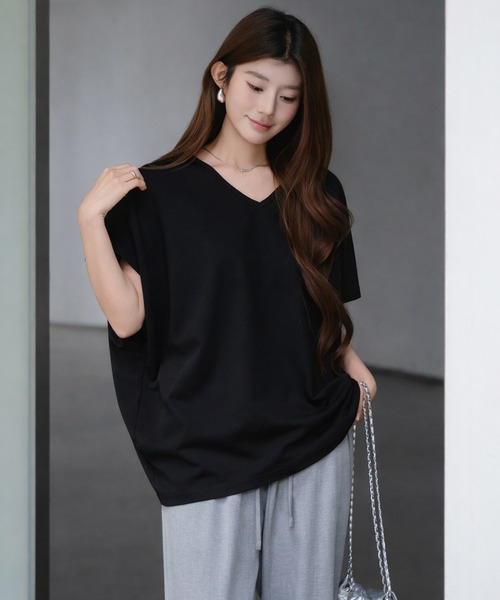 by LEGNA(バイレグナ)の「コクーン半袖トップス前後Vネック(Tシャツ/カットソー・レディース・グレイッシュベージュ/ブラック/アイボリー/杢グレー/ダークグレー/ベージュ・FREE)」の2枚目の写真