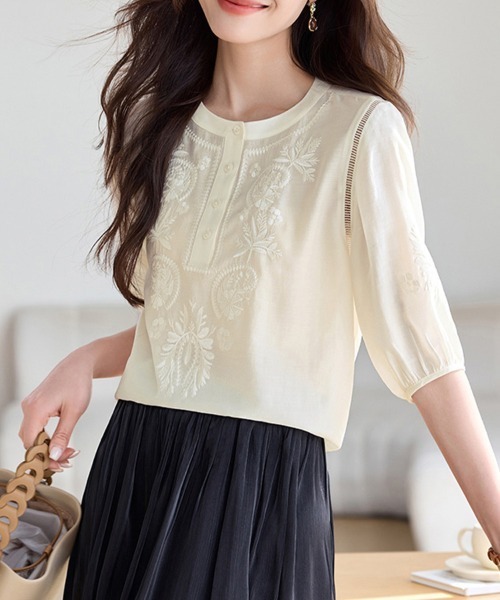 ReRe(リリ)の「クルーネック刺繍ブラウス(シャツ/ブラウス・レディース・ベージュ・MEDIUM/LARGE/X-LARGE)」の1枚目の写真
