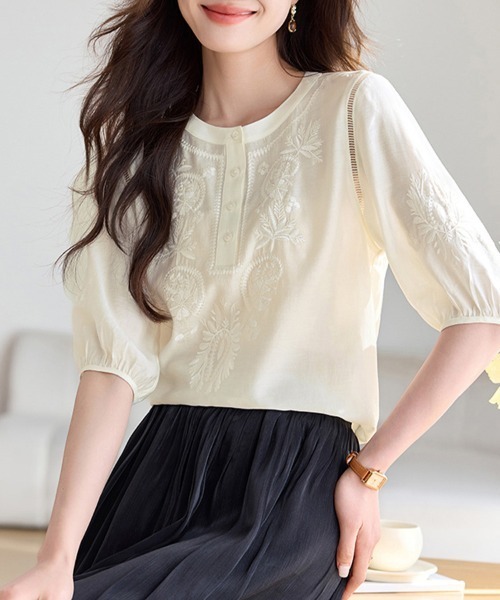 ReRe(リリ)の「クルーネック刺繍ブラウス(シャツ/ブラウス・レディース・ベージュ・MEDIUM/LARGE/X-LARGE)」の2枚目の写真