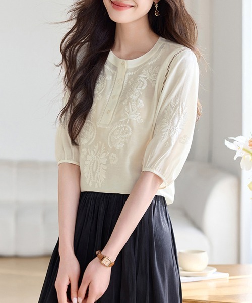 ReRe(リリ)の「クルーネック刺繍ブラウス(シャツ/ブラウス・レディース・ベージュ・MEDIUM/LARGE/X-LARGE)」の3枚目の写真