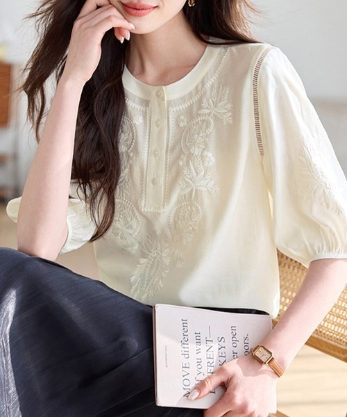 ReRe(リリ)の「クルーネック刺繍ブラウス(シャツ/ブラウス・レディース・ベージュ・MEDIUM/LARGE/X-LARGE)」の4枚目の写真