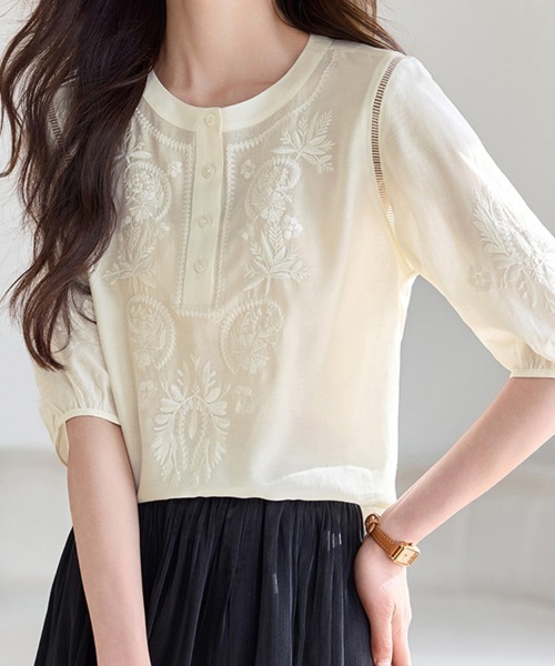 ReRe(リリ)の「クルーネック刺繍ブラウス(シャツ/ブラウス・レディース・ベージュ・MEDIUM/LARGE/X-LARGE)」の5枚目の写真