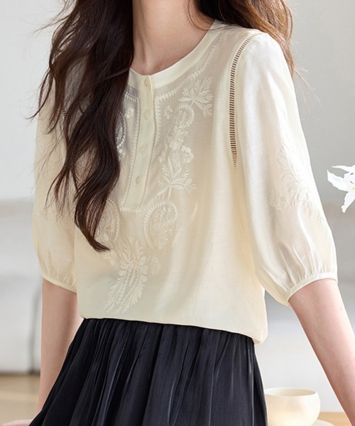 ReRe(リリ)の「クルーネック刺繍ブラウス(シャツ/ブラウス・レディース・ベージュ・MEDIUM/LARGE/X-LARGE)」の6枚目の写真