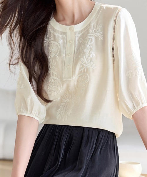 ReRe(リリ)の「クルーネック刺繍ブラウス(シャツ/ブラウス・レディース・ベージュ・MEDIUM/LARGE/X-LARGE)」の7枚目の写真