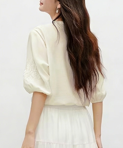 ReRe(リリ)の「クルーネック刺繍ブラウス(シャツ/ブラウス・レディース・ベージュ・MEDIUM/LARGE/X-LARGE)」の8枚目の写真