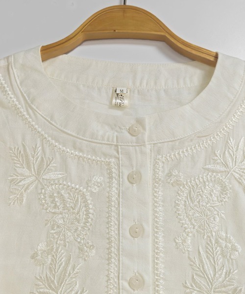 ReRe(リリ)の「クルーネック刺繍ブラウス(シャツ/ブラウス・レディース・ベージュ・MEDIUM/LARGE/X-LARGE)」の10枚目の写真
