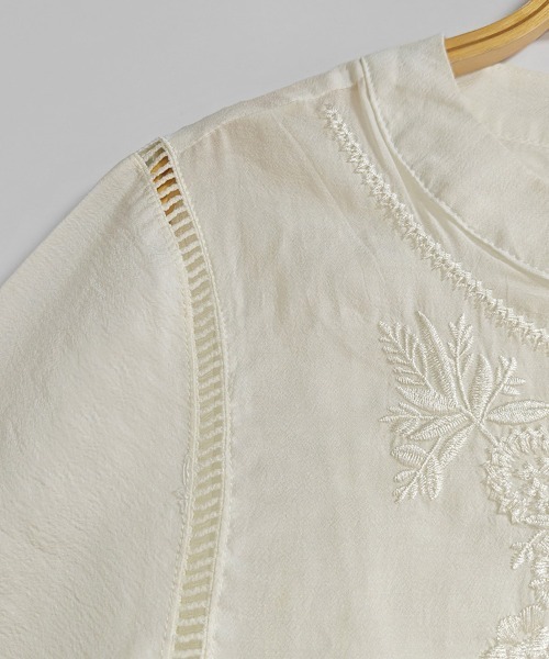 ReRe(リリ)の「クルーネック刺繍ブラウス(シャツ/ブラウス・レディース・ベージュ・MEDIUM/LARGE/X-LARGE)」の12枚目の写真