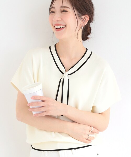 SHOO・LA・RUE(シューラルー)の「【毎日洗える/ひんやり/UV/S-LL】 毛玉になりにくい配色ボウタイ半袖ニット(ニット/セーター・レディース・ベージュ/ネイビー/アイボリー/サックスブルー・04/03/02/01)」の1枚目の写真