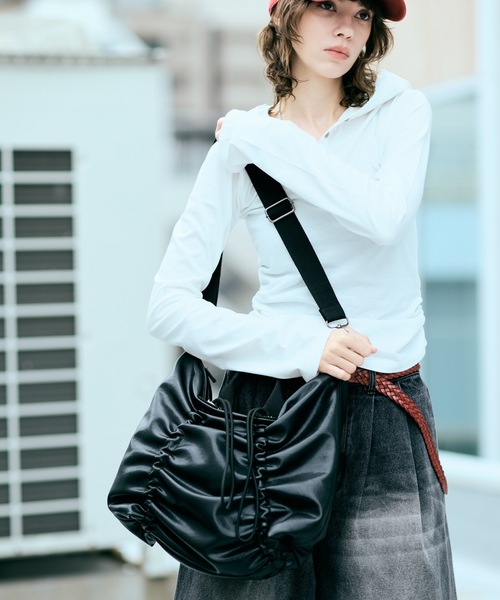 cii（シー）の「【UNISEX】 Smooth PU Gathered Bag / スムースPUギャザーバッグ（ショルダーバッグ・メンズ・ダークブラウン/ブラック/ブルー・FREE）」の5枚目の写真