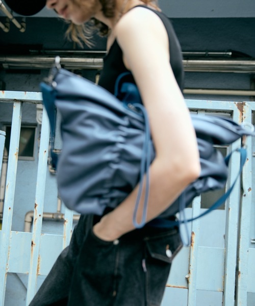 cii（シー）の「【UNISEX】 Smooth PU Gathered Bag / スムースPUギャザーバッグ（ショルダーバッグ・メンズ・ダークブラウン/ブラック/ブルー・FREE）」の17枚目の写真